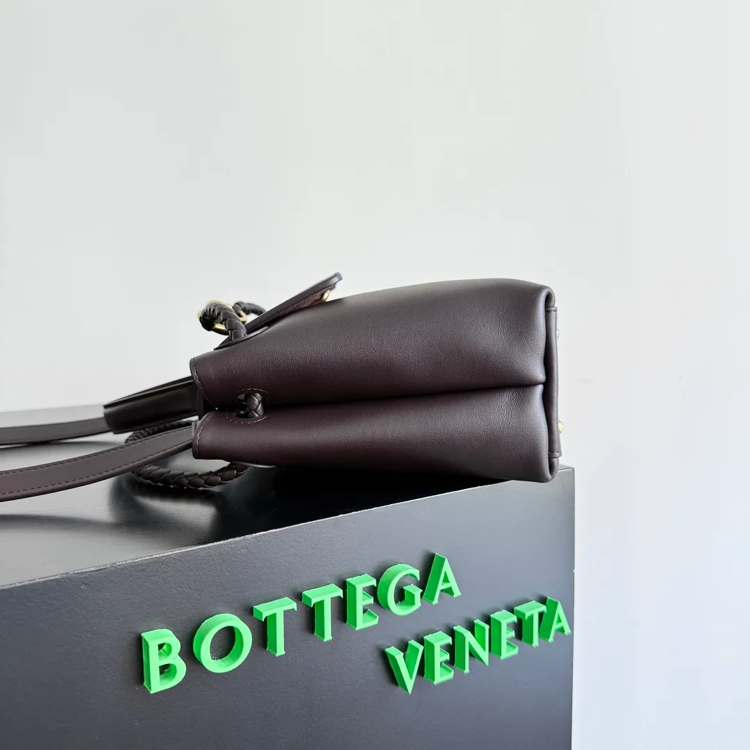 Batch 2060 BottegaVeneta Latest Ciao Ciao Bag Silky cowhide two-way flap handbag with signature twist detail, hidden hook closure, flap can be fastened to the front or attached to the INTRECCIATO woven internal pocket, comes with an adjustable and removable crossbody strap, internal compartment, and also features a zippered pocket. The surprise flap has various shapes. Style 1 - Cover the bag surface, exposing the knot and knot decoration. Style 2 - Place the flap inside the bag. A buckle is also designed. Style 3 - The U-shaped position of the top handle in the hand bag. Style No.: 835835 Size: 26*19*10.5cm